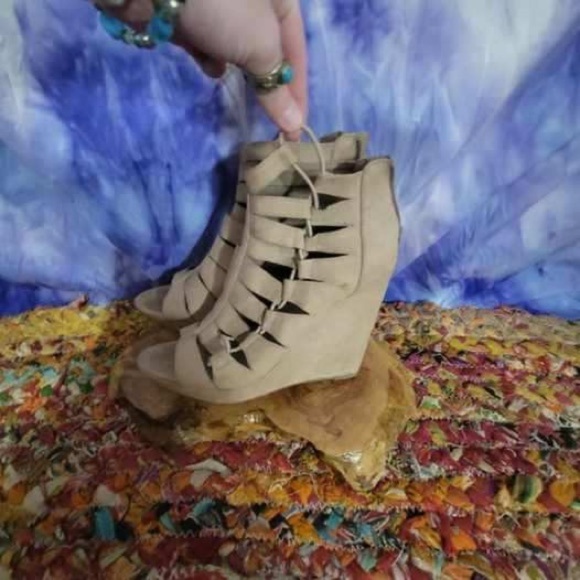 Charming Charlie Tan Peep Toe Wedge Shoes Size 9M - Picture 10 of 13